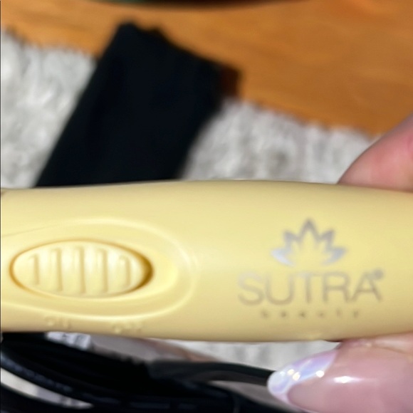 Sutra Yellow Mini Travel Curling Wand - Picture 4 of 4